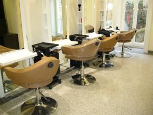 Usisavanje poda u frizerskom salonu u Ljubljani u bilo kom radnom mestu predstavlja značajnu uštedu u vremenu čišćenja.