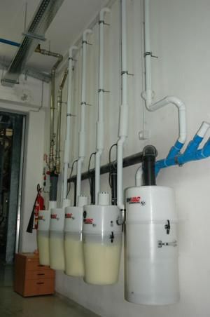 Industrijski centralni sistem za usisavanje sa većim brojem separatora za potrebe održavanja čistoće u tzv. 