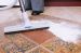 Čišćenje parketnog poda s centralnim sistemom u porodičnoj kući.